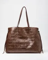 Cartera grande marrón de símil cuero con textura efecto cocodrilo, diseño estructurado tipo tote con doble asa larga de hombro y detalles de tiras laterales.
