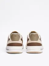 Zapatillas deportivas Tommy Hilfiger Classics, color beige con detalles en marrón y blanco. Confeccionadas en cuero y poliéster, con suela de goma y logo de la marca en el lateral.