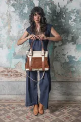 Bolso tote de cuero vacuno combinado, con cuerpo en gamuza color suela, base y parte superior en cuero graneado natural y detalles en cuero grabado reptil color caramelo. Incluye manijas cortas y correa larga desmontable para llevarlo al hombro o cruzado.