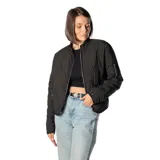 Campera bomber acolchada negra de nylon, con cuello redondo, cierre frontal, mangas largas y tres bolsillos externos con cierre.