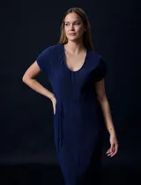 Vestido midi plisado color azul marino, con escote en V y lazo de ajuste en la cintura.