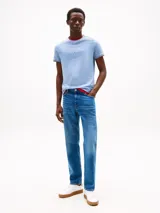 Remera de corte slim confeccionada en puro algodón, color celeste. Presenta cuello redondo, mangas cortas con ribetes en los colores distintivos de la marca y logo de Tommy Hilfiger bordado en el centro del pecho.