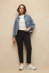 Pantalón color beige de algodón, tipo paper touch, con elástico en la cintura y cordones. Tiene un fit recto con bolsillos de solapa y botones a tono.