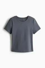 Remera deportiva de tejido funcional con tecnología SoftMove para mayor suavidad y DryMove para absorción de sudor. Presenta un diseño de corte ajustado, cuello redondo y bajo recto.