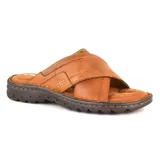 Sandalias Hi-Tec Vin color marrón con tiras cruzadas de cuero y suela de goma.