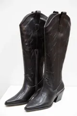 Botas texanas de caña alta color negro, con diseño bordado en la caña, punta fina y taco medio ancho. Incluyen cierre lateral interno.