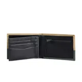 Billetera delgada Rip Curl, estilo bi-fold, con exterior de cuero sintético en dos tonos: beige en la parte superior y verde oscuro en la inferior, con costuras visibles.