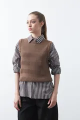 Chaleco tejido de algodón en color marrón, con diseño de textura acanalada y corte recto.