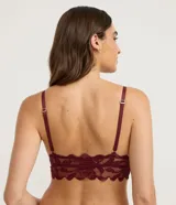 Soutien bralette tipo top de encaje floral color bordó, con diseño triangular y breteles finos regulables.