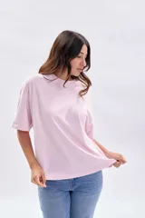 Remera de manga corta en color rosa con acabado lavado, de corte holgado y cuello redondo.