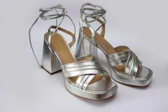 Sandalias plateadas de plataforma con tiras finas para atar al tobillo. Capellada, forro y plantilla 100% cuero.