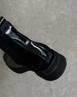 Botines Chelsea de cuero marrón con elástico negro en los laterales y suela de goma negra.