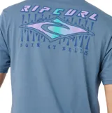 Remera de manga corta color azul, con cuello redondo y logo de la marca estampado en el pecho en tonos degradados.