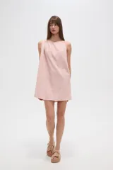 Vestido corto color rosa pálido con rayas verticales rojas, sin mangas, de corte ancho y cuello recto.