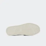 Alpargatas Toms color beige con rayas horizontales celestes y blancas. Capellada de tejido flameado de dos tonos, suela de goma, plantilla extraíble OrthoLite® Eco LT-Hybrid™ y gore en V oculto para facilitar el calce.