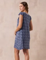 Camisón corto azul marino con estampado floral celeste, escote en V con puntilla blanca y botones.