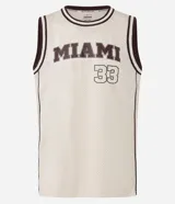 Musculosa deportiva de baloncesto color crema con cuello redondo y ribete en marrón. Estampado frontal con la palabra "Miami" y el número 33 en marrón.