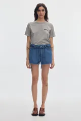 Short de denim azul con cintura fruncida y lazo ajustable, de ajuste relajado.