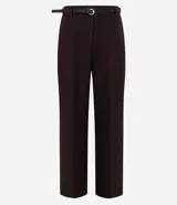 Pantalón de corte recto confeccionado en crepé de sastrería, con cintura alta, pasadores y cinturón fino incluido con hebilla metálica. Presenta un diseño estructurado y acabado liso.