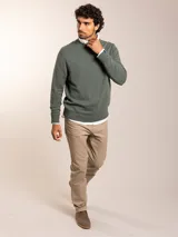 Sweater azul de tejido de punto con cuello redondo y logo bordado en el pecho.