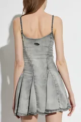 Vestido mini de denim gris con efecto deslavado, tirantes finos, escote redondo y falda acampanada con paneles y pliegues.