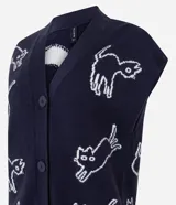 Chaleco de punto azul marino con escote en V y cierre frontal de botones. Presenta un estampado repetido de gatos blancos estilizados en movimiento.