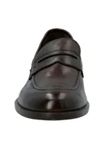 Mocasín estilo penny loafer para hombre, confeccionado en cuero marrón oscuro con textura sutil, punta redonda y suela plana con pequeño tacón.