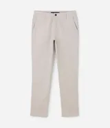 Pantalón slim de sastrería de color gris claro, confeccionado en sarga de algodón con elastano, con cierre frontal de botón y cremallera, y bolsillos.