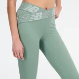 Calza deportiva verde agua de tiro alto, largo 7/8 y logo de New Balance en la pierna izquierda.