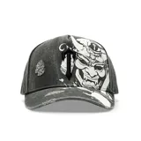 Gorro de béisbol color negro con efecto desgastado y estampado frontal de una máscara de samurái japonesa en blanco. Presenta un logo bordado en negro con forma de 'T' estilizada y un detalle curvo.