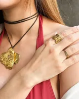 Anillo de diseño escultural y texturado, con acabado rugoso que simula una superficie montañosa o corteza.