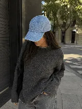 Gorra de denim celeste con efecto lavado, visera curva y diseño clásico de seis paneles.