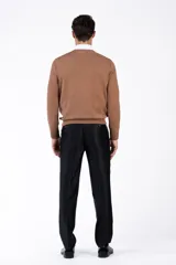 Sweater marrón de punto con cuello en V y mangas largas.