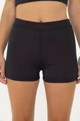 Minishort negro de lycra con cintura tiro medio y compresión media.