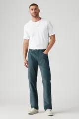 Pantalón de corte regular confeccionado en tejido de pana, con diseño de cinco bolsillos, cierre de bragueta y tiro bajo.