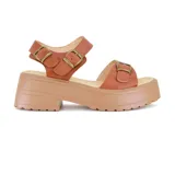 Sandalia de plataforma color marrón con hebillas ajustables.