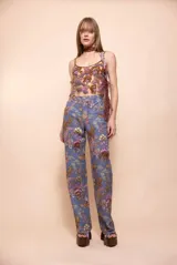 Pantalón jean de mujer con estampado de estilo paisley y flores, de corte recto y tiro medio, confeccionado en denim azul.