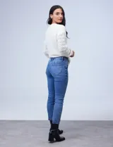 Pantalón jean skinny azul oscuro, marca Royalty. Con pretina con pasadores, cierre y botón metálico. Delantera y trasera con bolsillos aplicados. Largo regular, tiro alto y skinny fit.