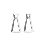 Pendientes de diseño geométrico minimalista con forma trapezoidal calada, fabricados en aleación de metales con baño de plata de ley.