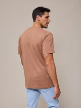 Remera blanca de algodón con cuello redondo y manga corta.