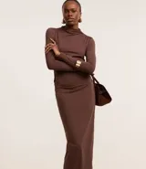 Vestido midi marrón de poliamida con cuello alto, mangas largas y detalle fruncido en los laterales.