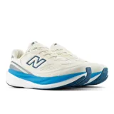 Championes de running New Balance 1080 V15, color beige claro con suela y detalles en azul y plateado. Cuentan con parte superior de malla transpirable, tecnología de amortiguación Infinion en la mediasuela y el logo N distintivo en los laterales.