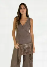 Cartera tipo bandolera color beige con textura símil cocodrilo y flecos.