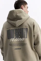 Canguro con capucha de calce oversize, color azul grisáceo. Presenta un estampado gráfico en la espalda con la inscripción 'UNDERRATED vision' y el logo de la marca Mistral. Confeccionado en tejido de algodón y poliéster.