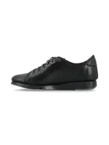 Sneakers de cuero napa color negro con cordones grises y suela anatómica de TPR.