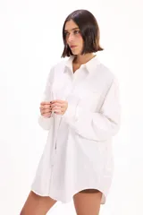 Camisa de corte oversize color marrón, con cuello clásico, cierre frontal de botones y bolsillo en el pecho.