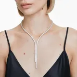 Collar en Y con baño de rodio y cierre de mosquetón. Diseño con un strand de Swarovski Zirconia transparentes en talla redonda y engaste de garra.