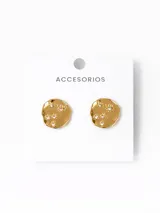 Aros tipo caravanas de diseño circular con superficie irregular en tono dorado, decorados con pequeñas incrustaciones de cristales en forma de flores.