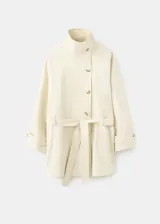 Chaqueta de algodón elastizado color beige, con cuello alto, cierre frontal de botonadura simple, mangas largas y cinturón ajustable del mismo tejido.