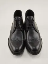Botas de cuero marrón oscuro estilo brogue, con cordones y suela baja.